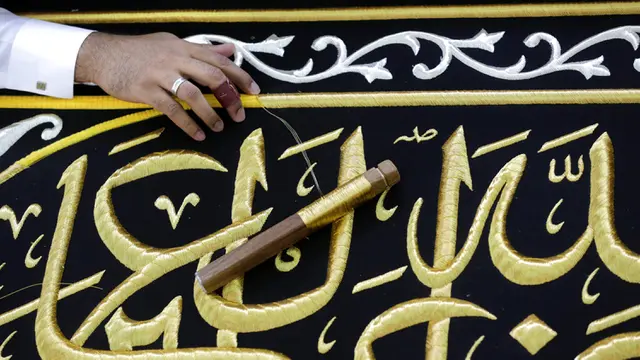 FOTO: Menyulam Kaligrafi Islam pada Kiswah Kabah