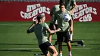 Gelandang Atletico Madrid #05 Rodrigo De Paul (kiri) dan bek Atletico Madrid #16 Nahuel Molina menghadiri sesi latihan menjelang matchday 2 Grup E Liga Champions 2023/2024, di tempat latihan klub di Majadahonda dekat Madrid pada 3 Oktober 2023. (JAVIER SORIANO / AFP)