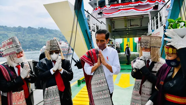 Presiden Jokowi disambut prosesi adat Batak saat ke Kabupaten Toba Sumatera Utara, Rabu (2/2/2022)