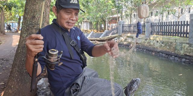 Tak Dapat Gurame, Pemancing Kesal Banting Ikan Sapu-Sapu yang Nyangkut di Kail