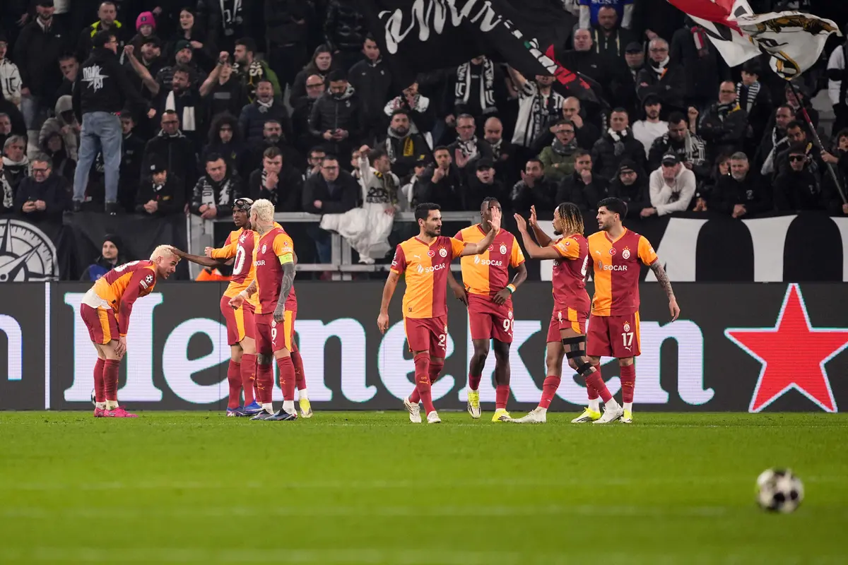 Skuad Galatasaray merayakan gol Victor Osimhen ke gawang Juventus di leg kedua playoff Liga Champions 2025/2026 di Allianz Stadium, Kamis (26/02/2026) dini hari WIB.