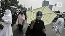 Massa mengenakan masker dan pelndung wajah saat demonstrasi di depan Gedung MPR/DPR/DPD, Jakarta, Rabu (24/6/2020). Dalam aksinya mereka menuntut Rancangan Undang-undang (RUU) Haluan Ideologi Pancasila (HIP) ditarik dari Program Legislasi Nasional (Prolegnas). (Liputan6.com/Johan Tallo)