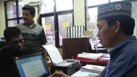 Ramalang si penipu ulung menjalani pemeriksaan di Polda Sulsel. (Liputan6.com/Eka Hakim)