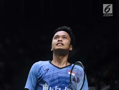 Tunggal putera Indonesia, Anthony Sinisuka Ginting saat melawan Wong Wing Ki Vincent (Hongkong) pada babak pertama turnamen Indonesia Masters 2018 di Istora Senayan, Jakarta, Rabu (24/1). Anthony unggul 21-15, 21-10. (Liputan6.com/Helmi Fithriansyah)