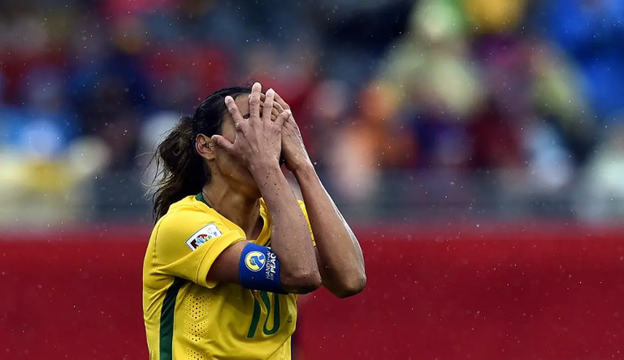 Ekspresi kekecewaan pemain sepakbola putri Brasil, Marta, setelah kalah dari Australia 0-1 dalam babak 16 besar Piala Dunia Wanita 2015 yang berlangsung Stadion Moncton, New Brunswick, Kanada. Minggu (21/6). (AFP PHOTO/FRANCK FIFE)