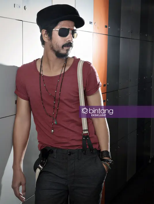 Tidak sedikit juga banyak yang memberikan julukan pada lelaki 42 tahun itu sebagai hot papa. Baginya, ia lebih suka melakukan apa yang dia suka. Dan bisa menyesuaikan di panggung dan dalam keluarga. (Bambang E. Ros/Bintang.com)