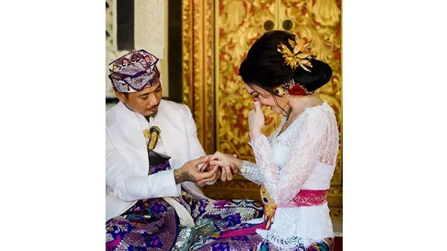 7 Potret Pernikahan Jerinx SID dan Nora Alexandra Philip, Kenakan Pakaian Adat Bali