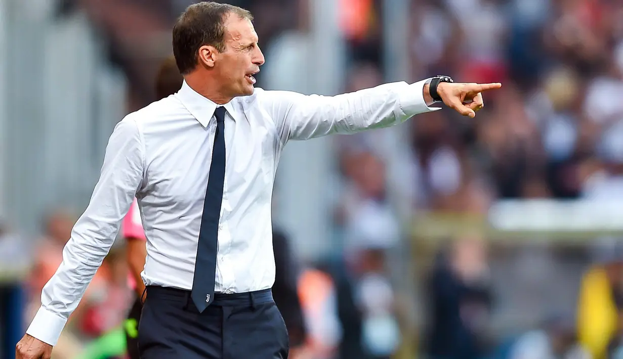 Gaya pelatih Juventus, Massimiliano Allegri memberikan petunjuk kepada pemainnya saat melawan Genoa pada lanjutan Serie A di Luigi Ferraris Stadium, Genoa (26/8/2017).  Juventus menang 4-2. (Simone Arveda/ANSA via AP)