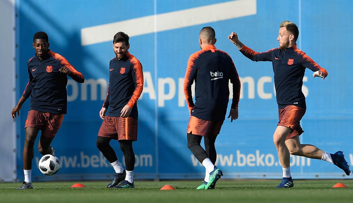 Para pemain Barcelona menggelar sesi latihan jelang laga final Copa del Rey di Joan Gamper, Barcelona, Jumat (20/4/2018). Barcelona akan berhadapan dengan Sevilla. (AFP/Lluis Gene)