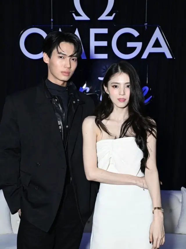Han So Hee Tampil Cantik Bergaun Putih di Event Omega Thailand, Curi Perhatian Pose Bareng Win Metawin