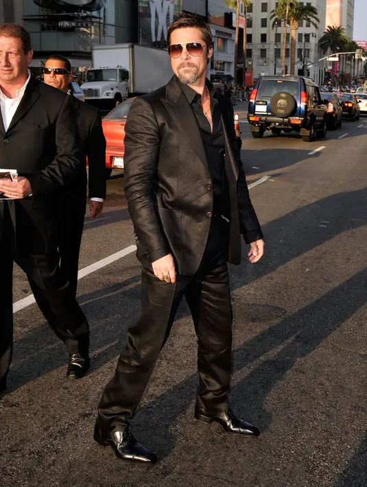 Disaat seperti sekarang ini Pitt memang membutuhkan dukungan dari siapapun yang mau menjadi tempatnya untuk mencurahkan air mata. Selalu terpojokan, Pitt selalu dituduh menjadi penghancur rumah tangganya. (AFP/Bintang.com)