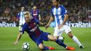 Gelandang Barcelona, Ivan Rakitic, berusaha mempertahankan bola dari bek Malaga, Paul Baysse, pada laga La Liga di Stadion Camp Nou, Barcelona, Sabtu (21/10/2017). Barcelona menang 2-0 atas Malaga. (AP/Manu Fernandez)