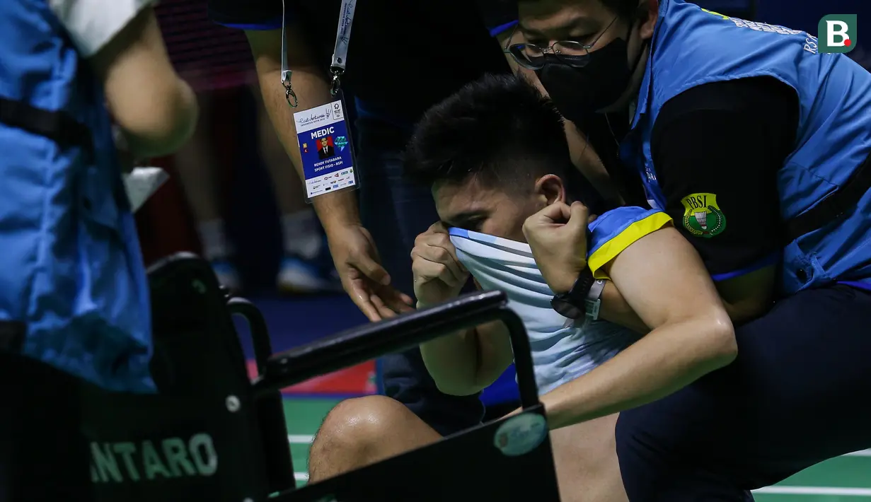 Akhirnya Yeremia pun harus meninggalkan lapangan pertandingan menggunakan kursi roda. (Bola.com/Bagaskara Lazuardi)