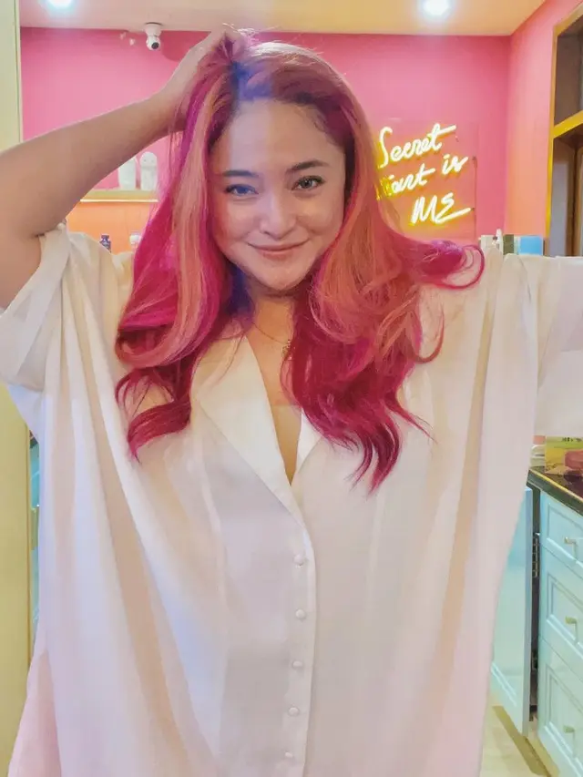 6 Potret Penampilan Baru Marshanda dengan Rambut Pink, Banjir Pujian