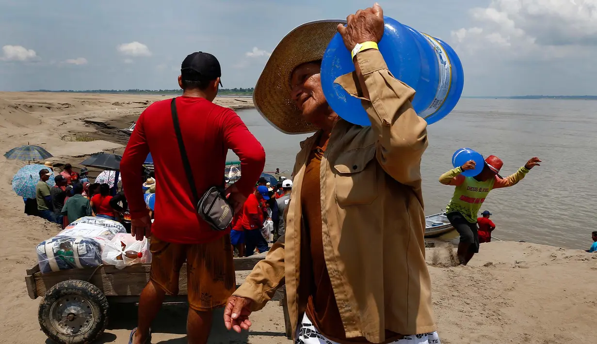 Kekeringan dan suhu tinggi yang melanda wilayah Sungai Solimoes, di Careiro da Varzea, negara bagian Amazonas, Brasil, telah menurunkan populasi ikan, sumber makanan utama bagi masyarakat adat yang tinggal di sana. (AP Photo/Edmar Barros)