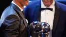 Bintang Real Madrid, Cristiano Ronaldo meraih penghargaan pemain terbaik dan pelatih Real Madrid, Zinedine Zidane memenangi penghargaan pelatih terbaik dalam acara The Best FIFA Football Awards 2017 di London, Inggris, Senin (23/10). (AP/Alastair Grant)