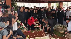 Megawati Tabur Bunga di Makam Guruh, Antar Adik ke Peristirahatan Terakhir
