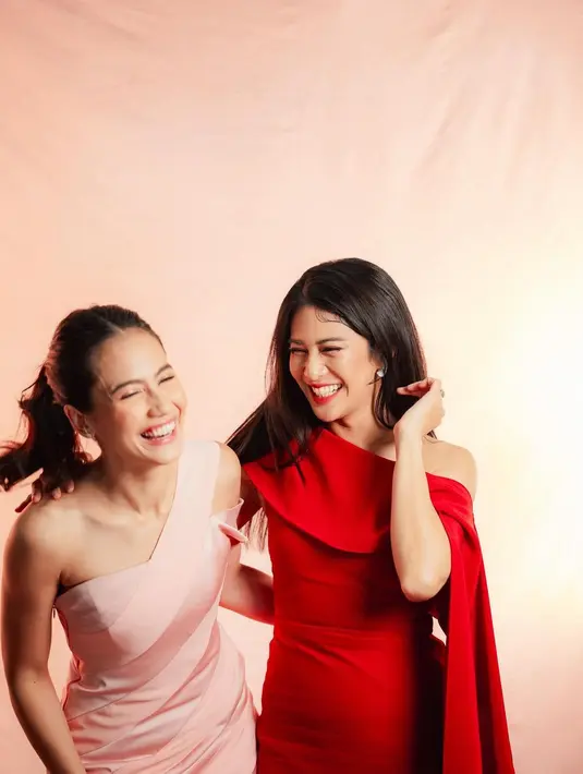<p>Dian Sastrowardoyo dan Pevita Pearce merupakan dua aktris yang menjadi brand ambassador POND'S. Dalam acara POND'S yang diselenggarakan beberapa Waktu lalu, keduanya sempat memperlihatkan kedekatan yang hangat. [Foto: Instagram/pevpearce]</p>