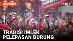 PERAYAAN IMLEK WARGA TIONGHOA LAKUKAN TRADISI PELEPASAN BURUNG DI KLENTENG TERTUA