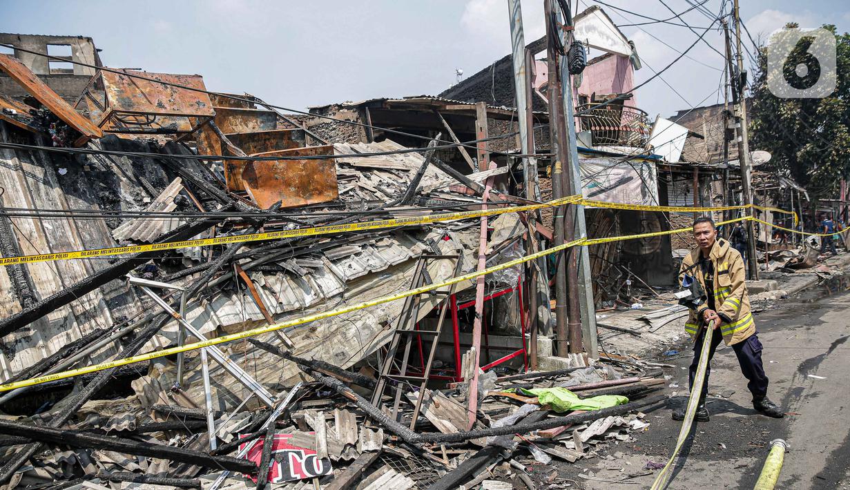 <p>Petugas pemadam beraktivitas usai kebakaran yang melanda kawasan Pasar Gembrong, Jakarta, Senin (25/4/2022). Sebanyak  400 Rumah dan Bangunan hangus terbakar dan  total kerugian akibat insiden kebakaran tersebut Ditaksir senilai Rp1,5 Miliar. (Liputan6.com/Faizal Fanani)</p>