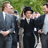 Cara Delevigne mengenakan setelan tuxedo ketika menghadiri pernikahan kerajaan (foto: instagram/ Caradelevigne)