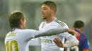 Gelandang Real Madrid, Federico Valverde, merayakan gol yang dicetaknya ke gawang Eibar pada laga La Liga Spanyol di Stadion Ipurua, Eibar, Sabtu (9/11). Eibar kalah 0-4 dari Madrid. (AFP/Ander Gillenea)