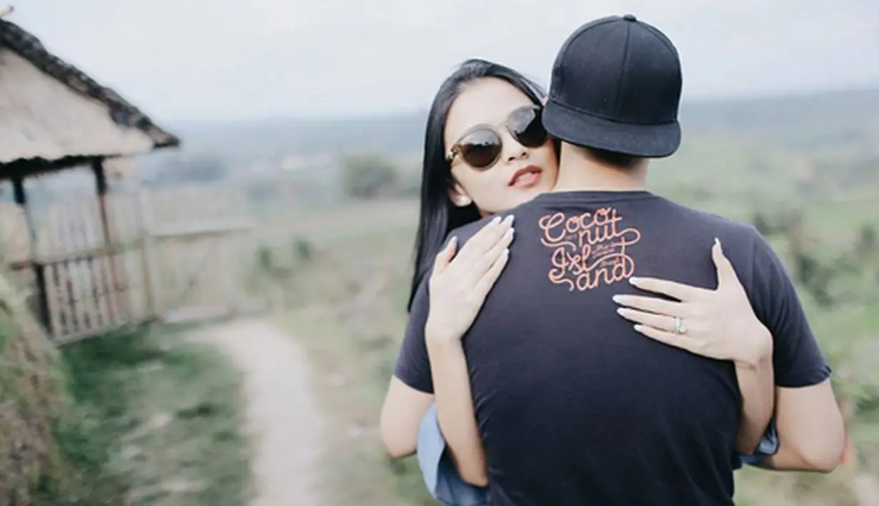 Pelukan mesra Chelsea Olivia untuk Glenn Alinskie sebagai pasangan suami istri. (via instagram/@destinestory)