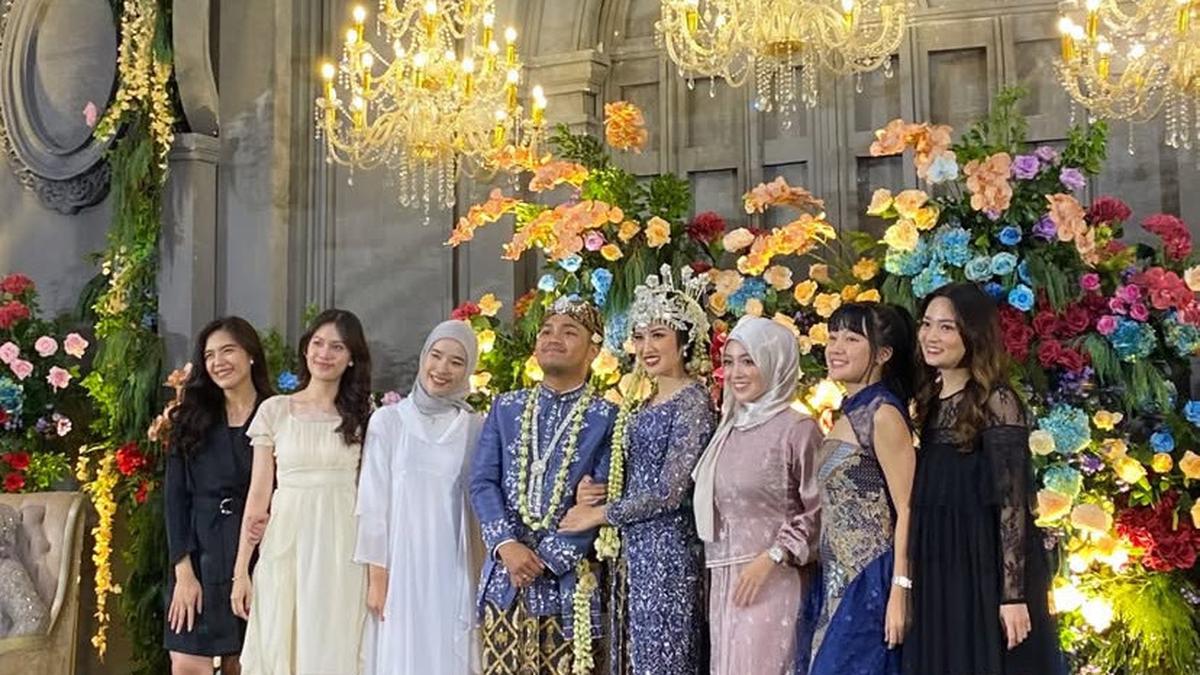 Jadi Ajang Reuni, 6 Potret Alumni JKT48 Gen 1 Hadir di Pernikahan Ochi Rosdiana dan Luthfi Arif Adianto dari Nabilah Ayu hingga Gaby Warouw