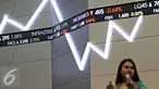 Pengunjung melintas di dekat monitor perkembangan saham di Bursa Efek Indonesia, Jakarta, Senin (2/11).  Indeks Harga Saham Gabungan (IHSG) di Bursa Efek Indonesia (BEI) pada Senin dibuka melemah sebesar 12,76 poin. (Liputan6.com/Immanuel Antonius)