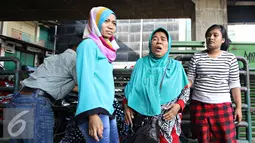 Pedagang Kaki Lima (PKL) merapihkan barang dagangannya di kawasan Tanah Abang, Jakarta (6/11). Puluhan PKL kembali ditertibkan petugas karena dianggap berjualan di tepi jalan dan menimbulkan kesan kumuh. (Liputan6.com/Immanuel Antonius)