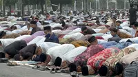 Puluhan ribu jemaah Majelis Tafsir Alquran (MTA) mengikuti salat Idul Adha di halaman Stadion Manahan, Solo, Minggu (16/6).(Liputan6.com/Fajar Abrori).