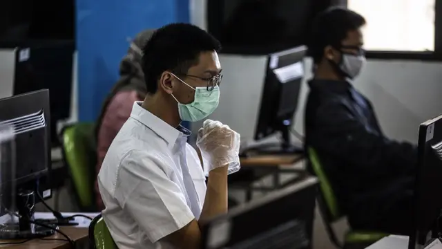 FOTO: Cegah COVID-19, Peserta SBMPTN Pakai Masker hingga Sarung Tangan