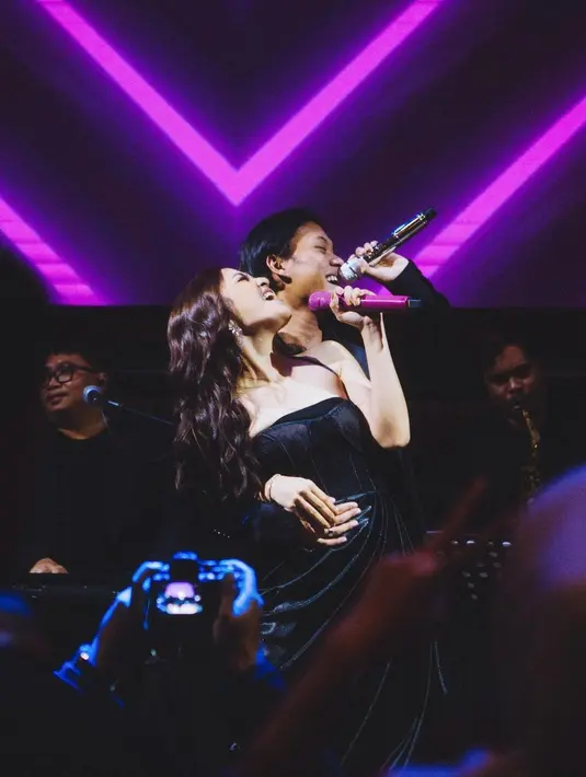 Rizky Febian dan Mahalini Raharja tak ragu mengumbar kemesraan di media sosial maupun di depan publik. Termasuk saat keduanya bernyanyi bersama di atas panggung. (Instagram/mahaliniraharja)