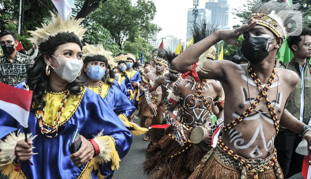Atraksi tarian tradisional saat mengiringi kedatangan ketiga petinggi KIB di Gedung KPU RI, Jalan Imam Bonjol, Jakarta Pusat, Rabu (10/8/2022). Kedatangan ketiga petinggi KIB tersebut diiringi dengan berbagai atraksi tarian tradisional untuk mendaftarkan partai masing-masing sebagai peserta Pemilu 2024. (merdeka.com/Iqbal S Nugroho)