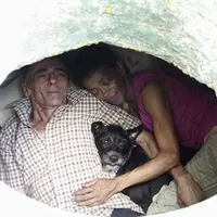 Selokan sudah menjadi rumah yang nyaman bagi pasangan yang saling mencintai ini. (Foto: Reuters)