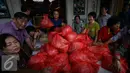 Sejumlah warga keturunan Tionghoa mempersiapkan sembako di Klenteng Fuk Ling Miau, Yogyakarta, Jumat (1/7). Pembagian sembako dilakukan sebagai bentuk kepedulian terhadap sesama di bulan ramadan. (Liputan6.com/Boy Harjanto)