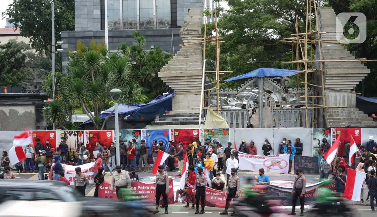 Massa dari Aliansi Anak Bangsa Cinta Kedamaian menggelar aksi unjuk rasa di depan Gedung Polda Metro Jaya, Jakarta, Senin (7/12/2020). Massa menuntut aparat kepolisian segera menangkap Rizieq Shihab atas dugaan pelanggaran protokol kesehatan beberapa waktu lalu. (Liputan6.com/Immanuel Antonius)