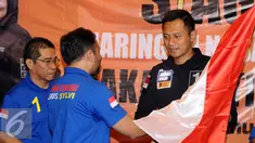 Cagub DKI Jakarta, Agus Harimurti Yudhoyono (kanan) menerima simbol siaga dari Jaringan Nusantara di Jakarta, Rabu (18/1). Bersama Jaringan Nusantara, AHY melakukan siaga pemilu bersih dan anti kecurangan. (Liputan6.com/Helmi Fithriansyah