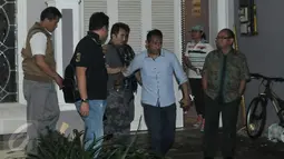 Gatot Brajamusti alias Aa Gatot keluar dari rumahnya dikawal petugas usai dilakukan pemeriksaan atas rumahnya di kawasan Pondok Pinang, Jakarta, Kamis (1/9). (Liputan6.com/Yoppy Renato)