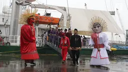 Ondel-ondel dan  pertunjukan palang pintu menyambut kapal Rainbow Warrior yang berlabuh di Pelabuhan Tanjung Priok, Jakarta, Senin (23/4). Pelayaran kapal legendaris Greenpeace ini mengusung tema “Jelajah Harmoni Nusantara”. (Liputan6/Arya Manggala)