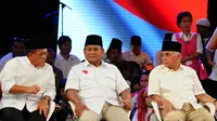 Prabowo Subianto diapit oleh Aburizal Bakrie dan Hatta Rajasa di acara yang  bertemakan "Presiden Pilihan Rakyat" di Hotel Bidakara, Jakarta, Rabu (9/7/14). (Liputan6.com/Andrian M Tunay)