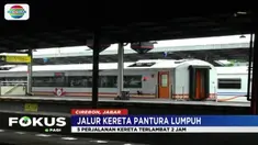 Lumpuhnya lintasan KA di pantura, membuat ratusan penumpang menumpuk di Stasiun Besar Kejaksan, Kota Cirebon, Jawa Barat.