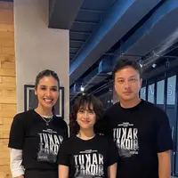 Zara Adhisty tampil manglingi saat reveal cast untuk film Tukar Takdir. Ia turut bermain film bersama Nicholas Saputra dan Marsha Timothy [@marshatimothy]