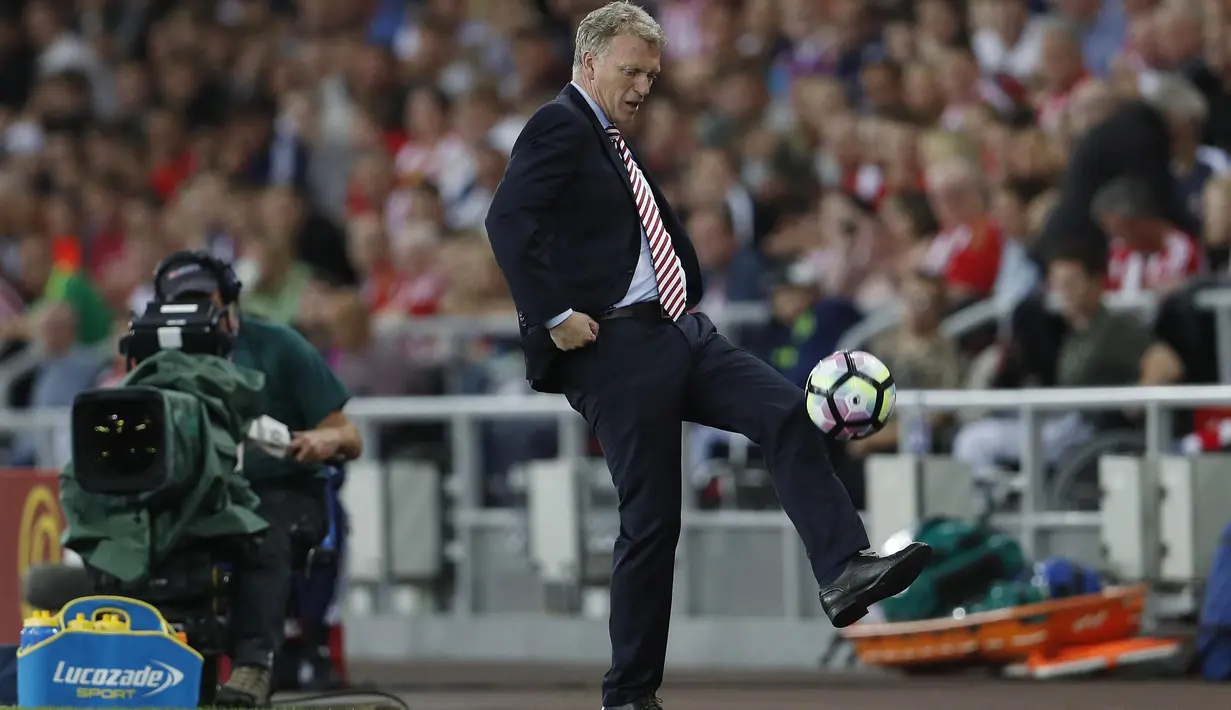Pelatih Sunderland, David Moyes menahan bola saat menyaksikan laga sunderland melawan Everton   pada lanjutan Premier League di Stadium of Light, Sunderland (13/9/2016) dini hari WIB.  (Reuters/Lee Smith)