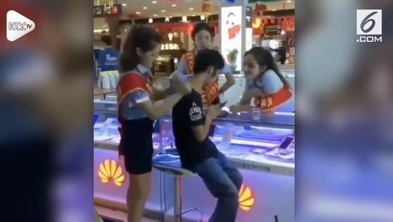 VIDEO: Wow, Ada Layanan ‘Plus-Plus’ di Toko Hp China