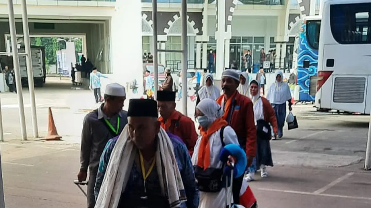 Petugas haji daerah (PHD) Garut siap memberikan pelayanan sepenuh hati selama 24 jam, kepada seluruh jemaah haji lansia asal kota dodol selama musim haji 1444 H/2023. (Liputan6.com/Jayadi Supriadin)