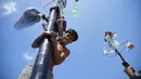 Seorang peserta saat mengikuti lomba panjat pinang kolosal yang diadakan untuk merayakan HUT ke-80 Kemerdekaan Indonesia, di Pantai Ancol, Jakarta, Minggu 17 Agustus 2025. (AP Photo/Tatan Syuflana)