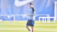 Bek Barcelona, Andreas Christensen menghadiri sesi latihan sesi latihan tim jelang bertanding melawan Manchester United di tempat latihan Joan Gamper di Sant Joan Despi, dekat Barcelona, pada 15 Februari 2023. Dua tim raksasa Eropa tersebut bisa saling bertemu karena mendapatkan hasil kurang memuaskan di fase grup. (AFP/Pau Barrena)