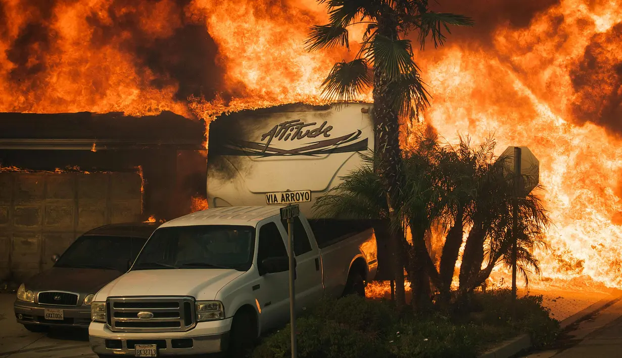 Kobaran api saat melalap sebuah rumah saat terjadi kebakaran di di Ventura, California, AS (5/12). Api juga melalap permukiman warga, menyebabkan ribuan orang terpaksa mengungsi. (AP Photo / Noah Berger)