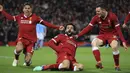 Pemain Liverpool, Mohamed Salah (tengah) mencetak gol pembuka untuk timnya saat melawan Manchester City pada leg pertama perempat final Liga Champions 2017/2018 di Anfield, Liverpool, (4/4/2018). Liverpool menang 3-0. (Peter Byrne/PA via AP)